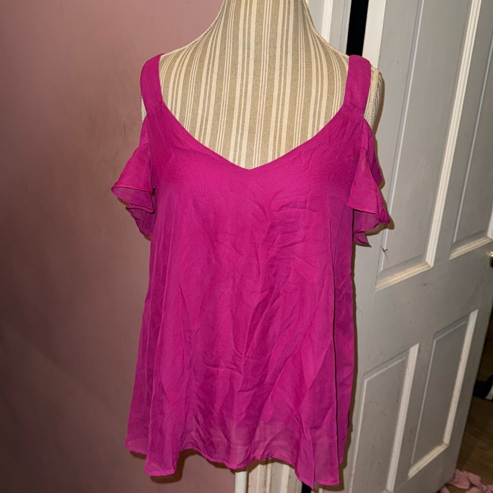 She cold shoulder top